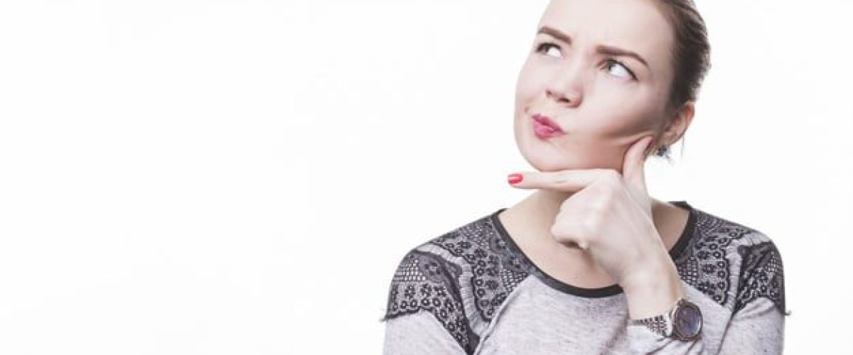 jovem-mulher-bonita-pensando-olhando-para-o-lado_23-2147838717